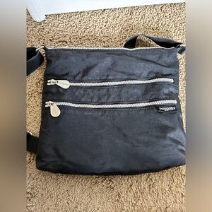 Baggallini black cross body purse.